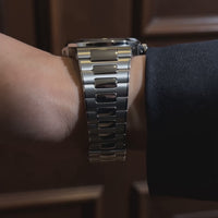 Empire Luxe Tirreno integrated bracelet on the wrist